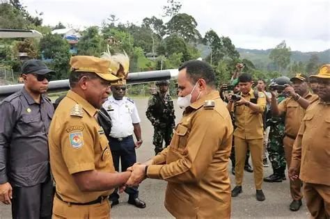 Di saat Bupati berjabatangan sama Kadis
